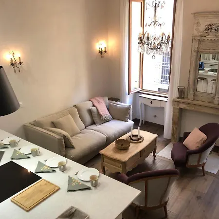 Petit Palace In Old Appartement *